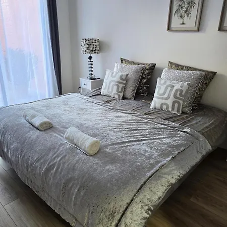 Apartment Chic & Glamour Dubai Style
